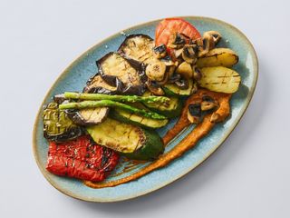 Parrillada de verduras con salsa Romesco