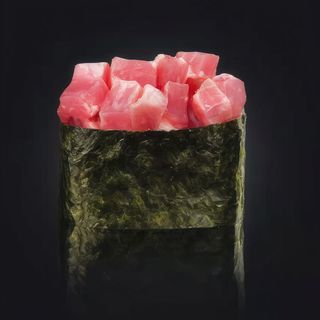 68B. Gunkan atún (2 pzs.)