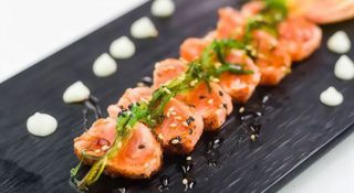 12A- Tataki salmón con salsa teriyaki y pan frito