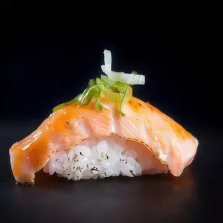 52- Nigiri salmón tostado (3 pzs.)