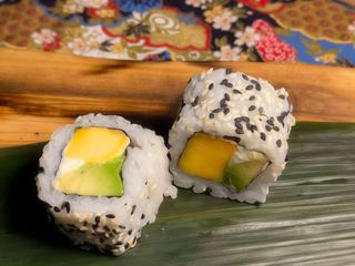 39B. California Mango, Queso y Aguacate (8 pzs.)