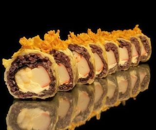 55C. DRAGON ROLL ROLL FRITO DE LANGOTINO ACOMPAÑA ARROZ  NEGRO