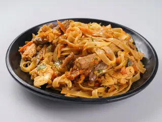 Pasta arroz thai ternera