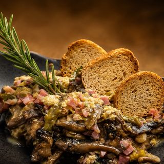 Revuelto De Setas Con Espárragos Y Jamón Serrano