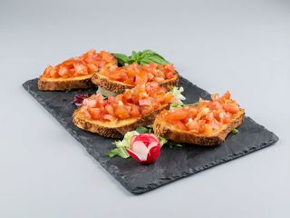 Bruscheta clásica con tomate, ajo, aceite y albahaca