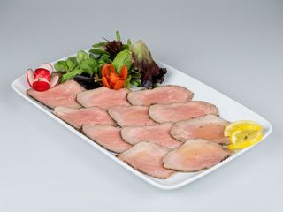 Carpaccio de roast beef con aceite de oliva virgen extra y limón