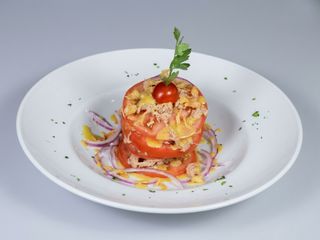 Ensalada de atún con tomate, cebolla