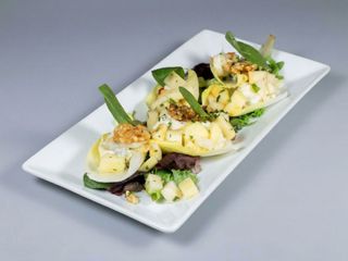 Ensalada de gorgonzola con endivia, manzana, pera, miel y canela