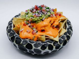 Nachos Con Queso Cheddar + Guacamole Casero + Carne