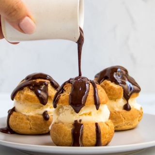 Profiteroles con chocolate