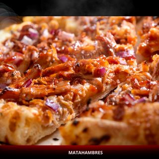 Pizza asada a la leña con costilla de cerdo a baja temperatura BBQ