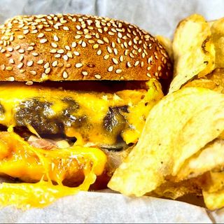 Clásica Splash Burger + patatas fritas