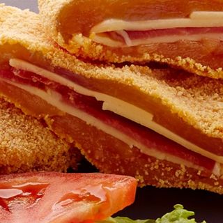 Cachopo de pollo con queso idiazabal y paleta ibérica + patatas fritas