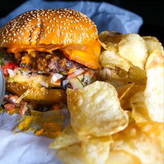 Bacon Splash Burger + patatas fritas