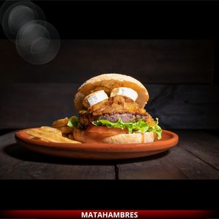Burger de ternera con queso de cabra y cebolla caramelizada + patatas fritas