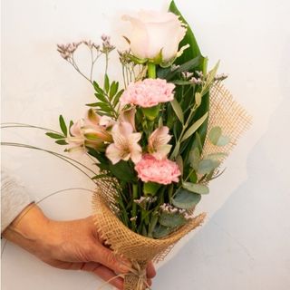 Arreglo flores tonos rosa