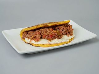 Cachapa con Queso de Mano y Ternera Mechada