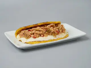 Cachapa con Queso de Mano y Pollo Mechado