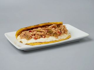 Cachapa con Queso de Mano y Pollo Mechado