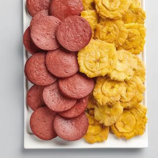 Patacones con salami