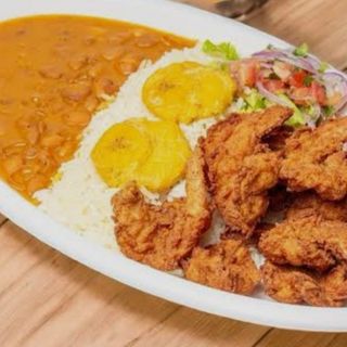 Arroz con menestra y camarones reventados