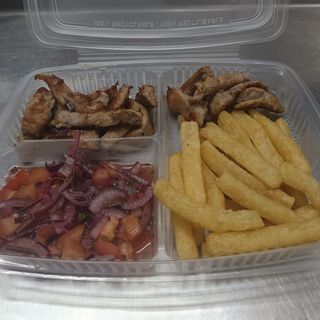 Yuca frita con cerdo y curtido