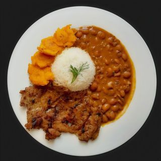 Arroz Con Menestra De Frijoles Y Chuleta Frita