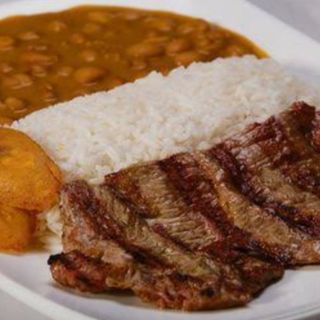 Arroz con fréjoles y ternera frita