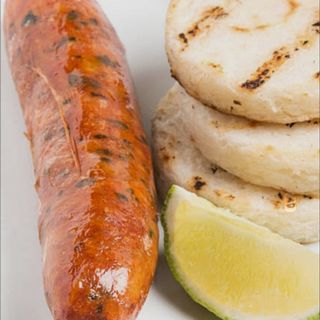 Chorizo criollo con arepa