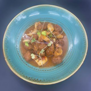 Guiso de butifarra con calamarcitos
