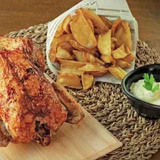 Combo Pollo Asado con Entrante, patatas y dos salsas.