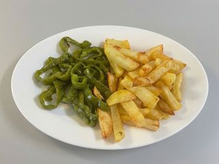 Guarnición De Patatas Fritas Y Pimientos Verdes Fritos