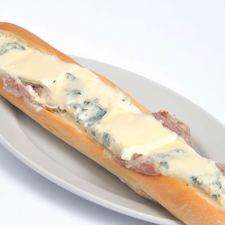 Baguette De Lomo Con Roquefort