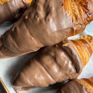 Cruasán con cobertura de chocolate