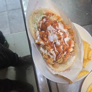 Plato con arroz patatas y ensalada