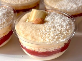 Tarta de coco y fresas