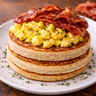 Tortitas con Bacon y Huevo Revuelto