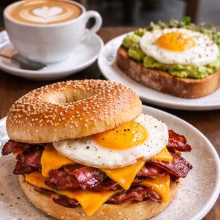 Menú Bagel Texas y Tostada aguacate y frito