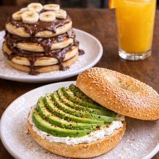 Menú Bagel Aguacate y queso crema y Tortita nutella con banana