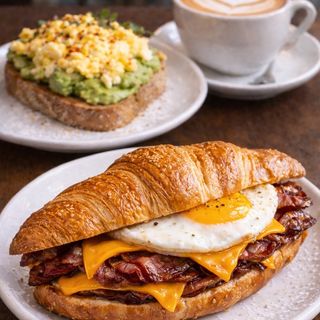 Menú Croissant texas con Tost Aguacate y Revuelto