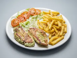 Pechuga De Pollo Con Patatas Y Ensalada