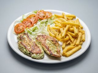 Pechuga De Pollo Con Patatas Y Ensalada