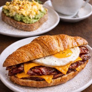 Menú Croissant texas con Tost Aguacate y Revuelto