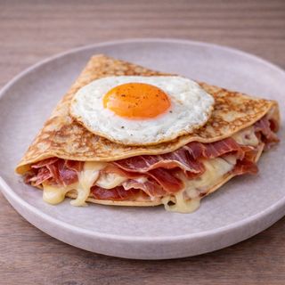 Crepe De Jamón Serrano, Queso y Huevo frito