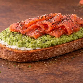 Tostada De Queso Crema, Aguacate pisado, salmón ahumado y semillas chia