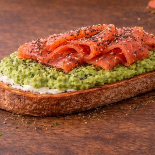 Tostada De Queso Crema,  Aguacate pisado, salmón ahumado y semillas chia