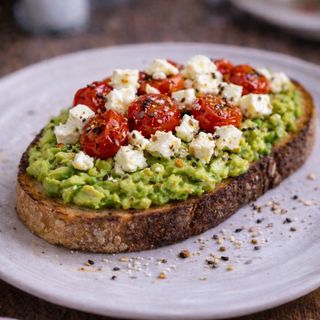 Tostada De Avocado Con Queso Feta, Cherry