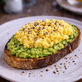 Tostada De Avocado Con huevo revuelto y semillas