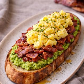 Tostada De Avocado Con Bacon Y Huevos Revueltos