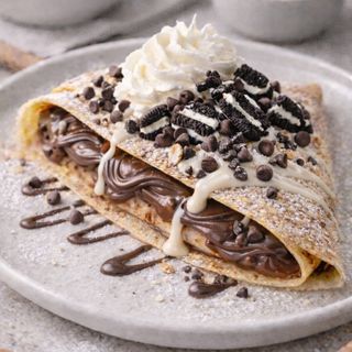 Crepes De Oreo Nutella, Chocolate Blanco,  pepitas, oreos y Nata